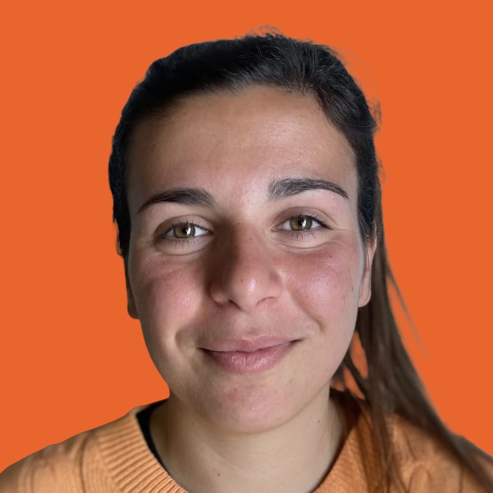 Primo piano su sfondo colorato della Relatrice Pippa